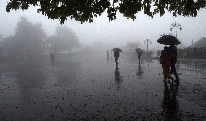 दिल्ली में बारिश,राष्ट्रीय राजधानी क्षेत्र के कुछ हिस्सों में भारी बारिश, गरज के साथ छींटे